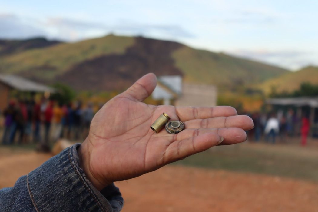 Indígena mostra um dos resíduos do armamento utilizado pela PM no ataque à comunidade Tabatinga